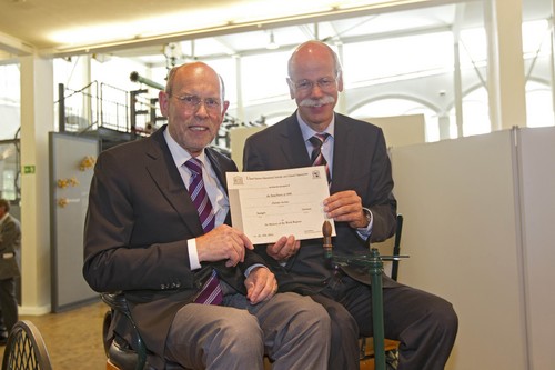 Dr. Dieter Zetsche, Vorsitzender des Vorstands der Daimler AG und Leiter Mercedes-Benz Cars (rechts) nimmt die Urkunde zum Weltdokumentenerbe stellvertretend entgegen.