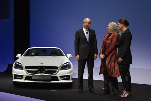 Dr. Dieter Zetsche, Vorsitzender des Vorstands der Daimler AG und Leiter von Mercedes-Benz Cars, Jutte Benz, die Urenkelin von Carl Benz und Désirée Nosbusch beim Festakt zum 125. Geburtstag des Automobils.