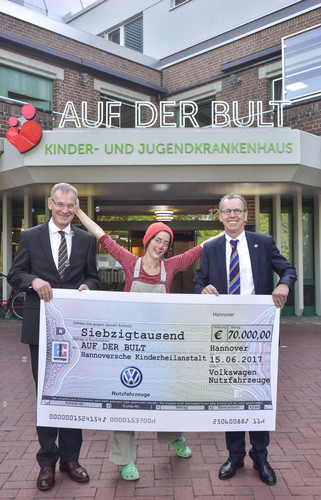 Dr. Eckhard Scholz, Vorsitzender des Markenvorstands Volkswagen Nutzfahrzeuge (links) und Dr. Thomas Beushausen, Vorstand und Ärztlicher Direktor der Kinderkrankenhauses „Auf der Bult“ in Hannover.