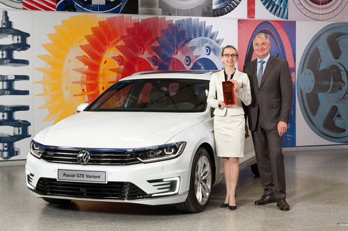 Dr. Ekatarina Nannen, Gewinnerin des „Woman DrivING Award“, mit VW-Entwicklungsvorstand Dr. Heinz-Jakob Neußer.