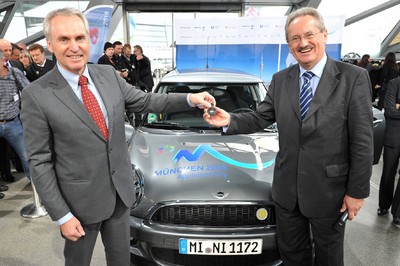 Dr. Friedrich Eichiner (links), BMW-Vorstandsmitglied für Finanzen, gestern einen Mini E an Münchens Oberbürgermeister Christian Ude. 