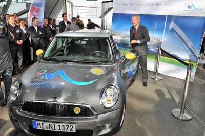 Dr. Friedrich Eichiner (rechts), BMW-Vorstandsmitglied für Finanzen, übergab gestern einen Mini E an Münchens Oberbürgermeister Christian Ude. 