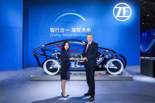 Dr. Holger Klein, ZF-Vorstandsmitglied, und Renee Wang, ZF China Presidentin und SVP Operations in Asia Pacific, präsentieren den neuen Supercomputer ZF Pro AI auf der Auto Shanghai 2021.