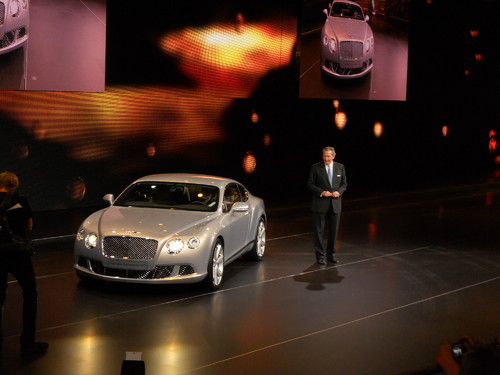 Dr-Ing. Franz Josef Paefgen präsentiert den Bentley Continental GT.