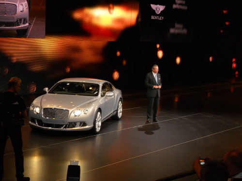 Dr-Ing. Franz Josef Paefgen präsentiert den Bentley Continental GT.