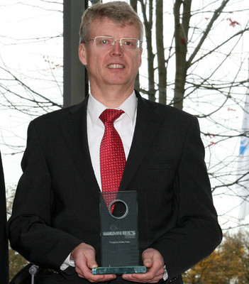 Dr.-Ing. Harald Naunheimer, Leiter der Zentralen Forschung und Entwicklung der ZF Friedrichshafen AG, nimmt den „Supplier of the Year“-Award entgegen.