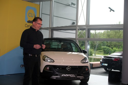 Dr. Jan Wergin erklärt Car-Unity bei Opel.