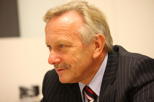 Dr. Joachim Schmidt.