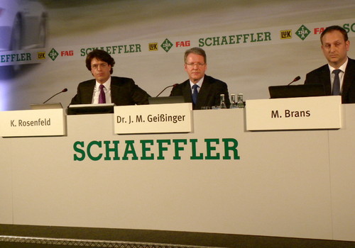 Dr. Jürgen M. Geißinger (Mitte), Finanzchef Klaus Rodenfeld (links) und Marcus Brans, Konzernsprecher.