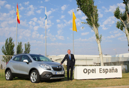 Dr. Karl Thomas Neumann mit Opel Mokka vor spanischem Opel-Werk Saragossa.