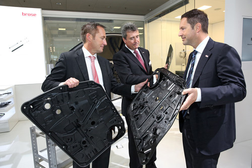 Dr. Klaus Zehender, Bereichsvorstand Einkauf &amp; Lieferantenqualität Mercedes-Benz Cars (links), mit Kurt Sauernheimer, Leiter Türsysteme, und Jürgen Otto, Vorsitzender der Geschäftsführung der Brose-Unternehmensgruppe (rechts) auf der IAA 2013 in Frankfurt am Main.