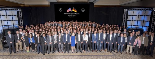 Dr. Klaus Zehender, Mitglied des Bereichsvorstands Mercedes-Benz Cars, Einkauf und Lieferantenqualität, mit den Teilnehmern des Mercedes-Benz U. S. International, Inc. Supplier Forums 2017.