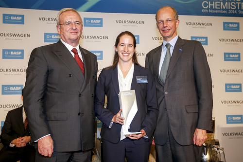 Dr. Kurt Bock, rechts, Vorstandsvorsitzendner der BASF, und Prof. Martin Winterkorn, Volkswagen-Vorstandsvorsitzender, überreichen den Wissenschaftspreis für Elektrochemie 2014 an Dr. Vanessa Wood.