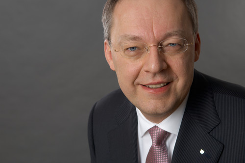 Dr. Manfred Bayerlein.