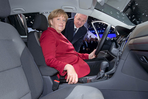Dr. Martin Winterkorn, Volkswagen-Vorstandvorsitzender, präsentierte Bundeskanzlerin Angela Merkel den e-Golf.