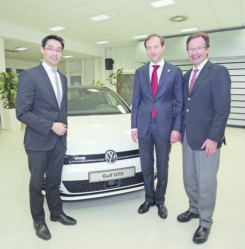 Dr. Michael Macht (r.) präsentierte in Wolfsburg den Wirtschaftsministern Denis Manturov (m.) und Philipp Rösler den neuen Golf GTD.