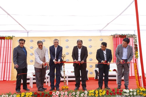 Dr. Naveem Gautam (Dritter von links) eröffnete das neue Hella-Elektronikwerk im indischen Mehsana.