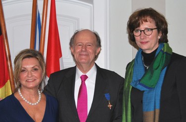 Dr. Peter Rieth mit Ehefrau Evelyn Rieth (links) und Regierungspräsidentin Brigitte Lindscheid. 