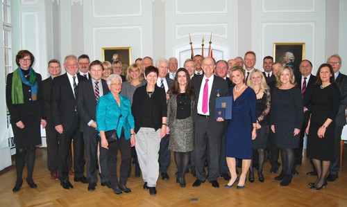 Dr. Peter Rieth mit Ehefrau Evelyn Rieth (rechts), seinen Mitarbeitern und Regierungspräsidentin Brigitte Lindscheid (links außen). 