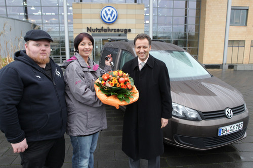 Dr. Stefan Pfeiffer, Leiter Marketing Kommunikation Volkswagen Nutzfahrzeuge, übergibt den Schlüssel an die glücklichen Gewinner.