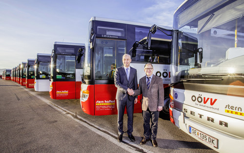 Dr. Thomas Rohde, Evobus-Geschäftsführer in Österreich, übergibt die neuen Setra Multi Class an Geschäftsführer Ing. Günter Neumann (rechts).