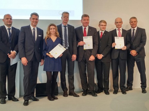 Dr. Tim Hosenfeldt (2. von rechts), Leiter Kompetenzzentrum 
Oberflächentechnik bei Schaeffler, nahm den „Materialica Design + Technology Award 2014“ entgegen.