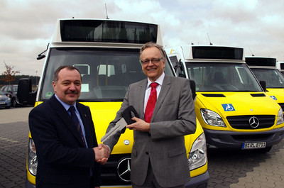 Dr. Ulrich Hesselmann (rechts), Geschäftsführer Mercedes-Benz-Minibus GmbH übergibt Taxiinnungsvorsitzendem Bernd Dörendahl den symbolischen Fahrzeugschlüssel für die 27 Mercedes-Benz Sprinter City 35. 