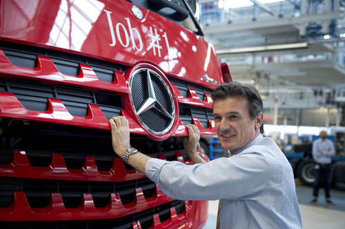 Dr. Wolfgang Bernhard mit dem ersten Mercedes-Benz Arocs beim Bandablauf im Werk Wörth.