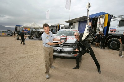 Dr. Wolfgang Schreiber, Mitglied des Markenvorstands von Volkswagen Nutzfahrzeuge für Entwicklung, und Rudolf Schenker mit dem VW Amarok.