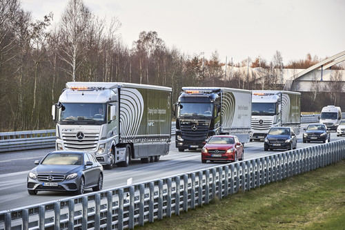 Drei Mercedes-Benz Actros nutzen das System Highway Pilot Connect zur vernetzten Fahrt im Verbund (Truck Platoon).