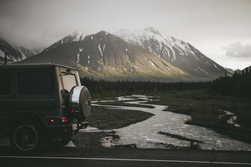 Drei Mitglieder des Fotografenkollektivs German Roamers und ein Filmemacher waren 13 Tage lang mit zwei Mercedes-Benz G-Klassen vom kanadischen Whitehorse nach Anchorage in Alaska unterwegs und setzten die Fahrzeuge stimmungsvoll in Szene.