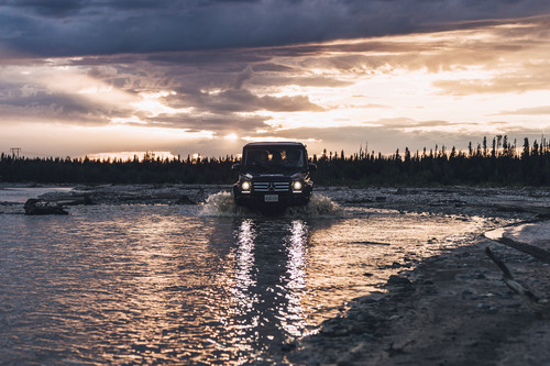 Drei Mitglieder des Fotografenkollektivs German Roamers und ein Filmemacher waren 13 Tage lang mit zwei Mercedes-Benz G-Klassen vom kanadischen Whitehorse nach Anchorage in Alaska unterwegs und setzten die Fahrzeuge stimmungsvoll in Szene.