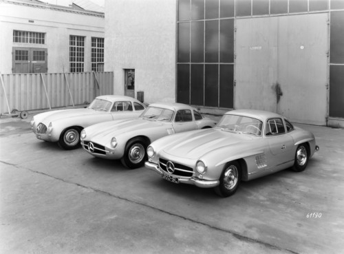 Drei Versionen des Mercedes-Benz 300 SL (v.l.): Rennsportwagen (W 194) von 1952, daneben der Rennsportprototyp (Chassisnummer W 194 011) für 1953, der nicht nicht zum Einsatz kam, und der Serienwagen (W 198) von 1954.