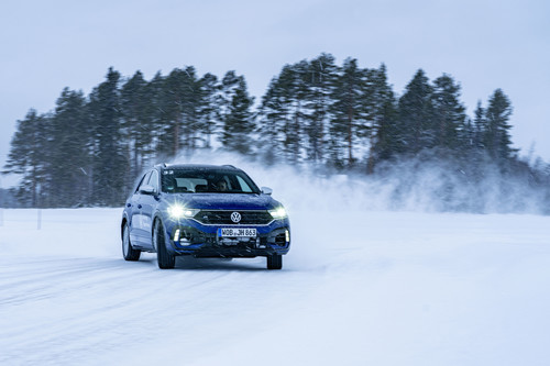 Driften mit dem VW T Roc bei der „R Ice Experience“ in Schweden.