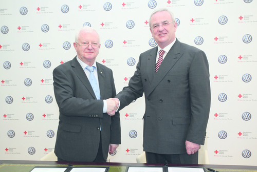 DRK-Präsident Dr. Rudolf Seiters und der Vorstandsvorsitzende der Volkswagen Aktiengesellschaft, Prof. Dr. Martin Winterkorn, nach der Vertragsunterzeichnung.