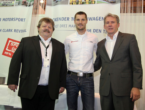 DTM-Gewinner Martin Tomczyk mit Georg Seiler (links) und Wolfgang Huter (rechts) auf dem Stand der Hockenheimring GmbH.