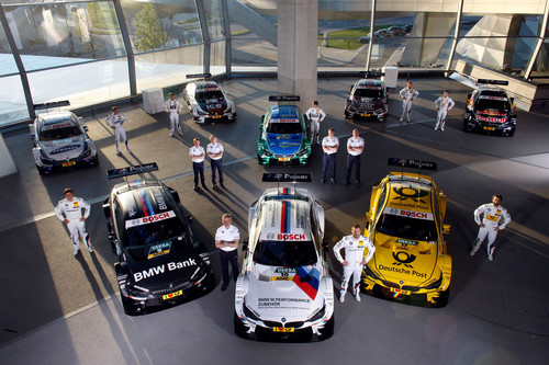 DTM-Programm für die Mitarbeiter: Acht BMW M4 DTM und ihre Fahrer samt Teamchef Jens Marquardt.