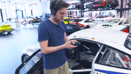 Duan Wasi nimmt die Fahrzeug-Sounds in der Werkstatt des Porsche-Museums auf.