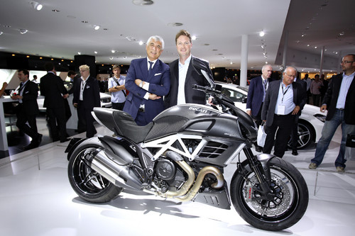 Ducati-Boss Gabriele Del Torchio (links) und AMG-Chef Ola Källenius präsentieren die Diavel Carbon AMG Special Editon.