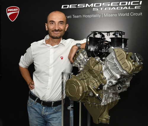 Ducati-Chef Claudio Domenicali mit dem Serien-V4.