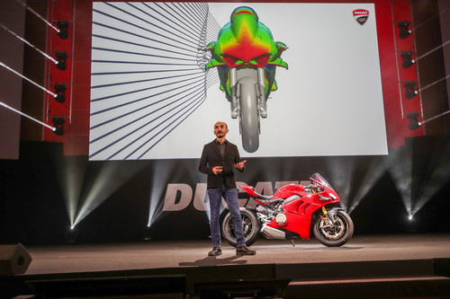 Ducati-Chef Claudio Domenicali präsentiert die Panigale V4 MY 2020.