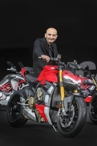 Ducati-Chef Claudio Domenicali präsentiert die Streetfighter V4.