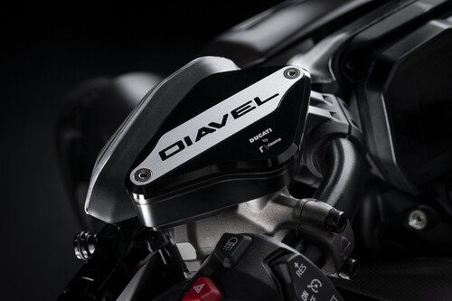 Ducati Diavel V4 mit Zubeör aus einem der drei werkseitigen Ausstattungspakete.