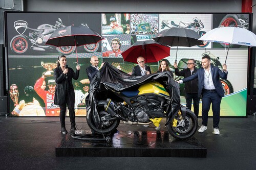 Ducati enthüllt die Monster Senna Special Edition (2.v.l. CEO Claudio Domenicali).