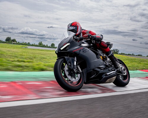 Ducati Panigale V2 in Black-on-Black-Lackierung.
