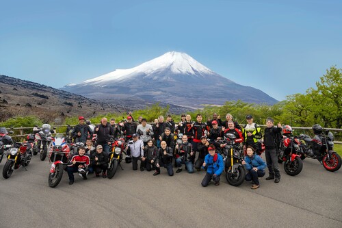 Ducati-Treffen „#WeRideAsOne“ in Japan am Berg Fuji.