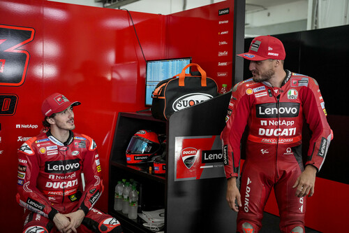 Ducati-Werksfahrer Francesco „Pecco“ Bagnaia (l.) und Jack Miller bei Moto-GP-Testfahrten in Sepang.