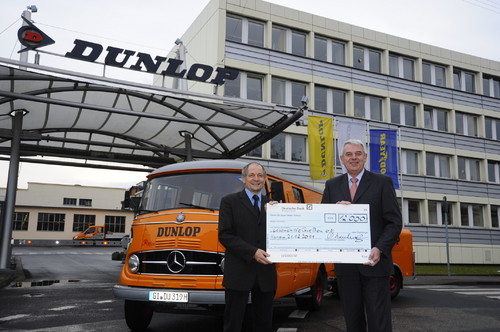 Dunlop unterstützt die Lebenshilfe Gießen: Reinhard Schade (links) von der Lebenshilfe Gießen und Dr. Rainer Landwehr, Vorsitzender der Geschäftsführung  von Goodyear Dunlop Tires Germany.
