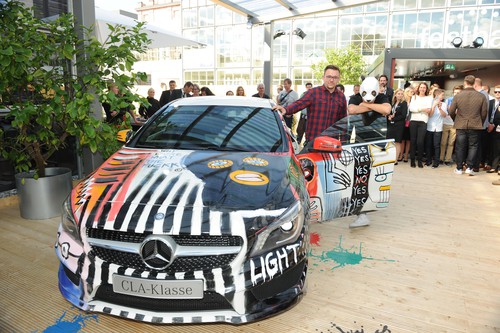 Dustin Osthoff (vorne links) nimmt den von Rapper Cro gestalteten Mercedes-Bent CLA Street Style in Empfang.