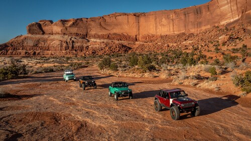 Easter Jeep Safari 2024: Low Down Concept, Willys Dispatcher Concept, Gladiator Rubicon High Top Concept und Vacationeer Concept (von rechts).